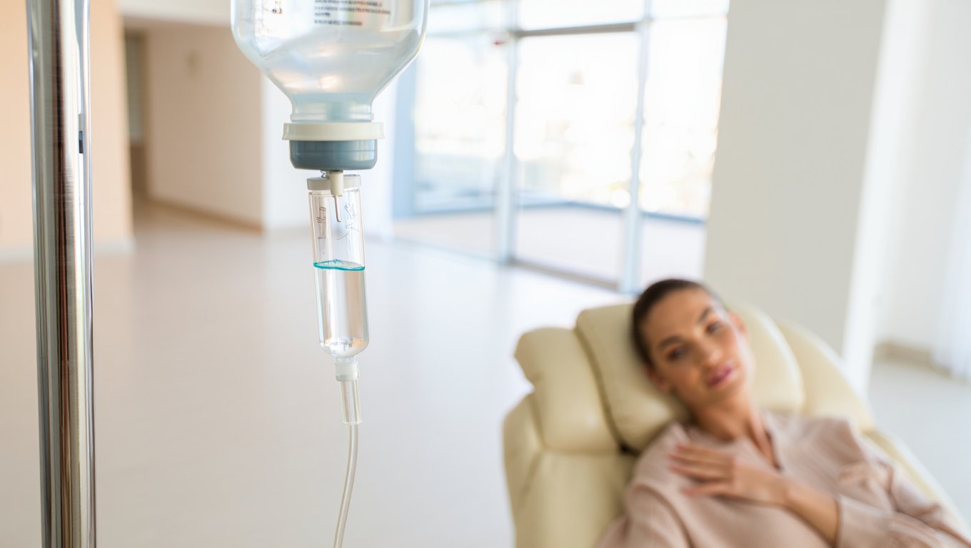 Женщина на инфузионном вливании
